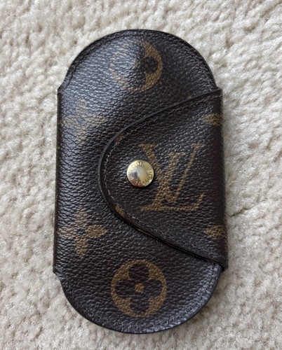 Louis Vuitton Rare Round 4-Key Holder In Monogram Canvas, EUC!! Very clean!