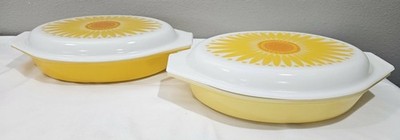 Lot of 2 Pyrex Daisy Sunflower Oval Divided Casserole Dish 1.5 Qt w/Lids Yellow