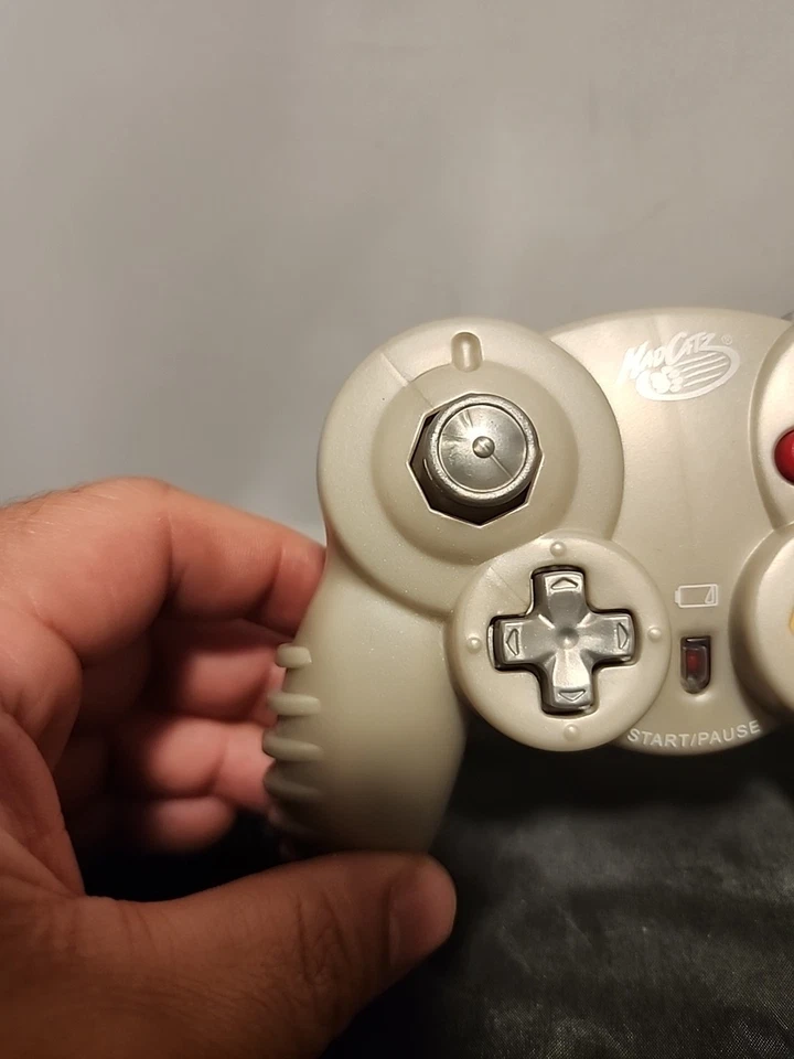 Silver/pearl Mad Catz GameCube 2.4ghz Wireless Controller Untested.NO DONGLE - Image 2 of 4