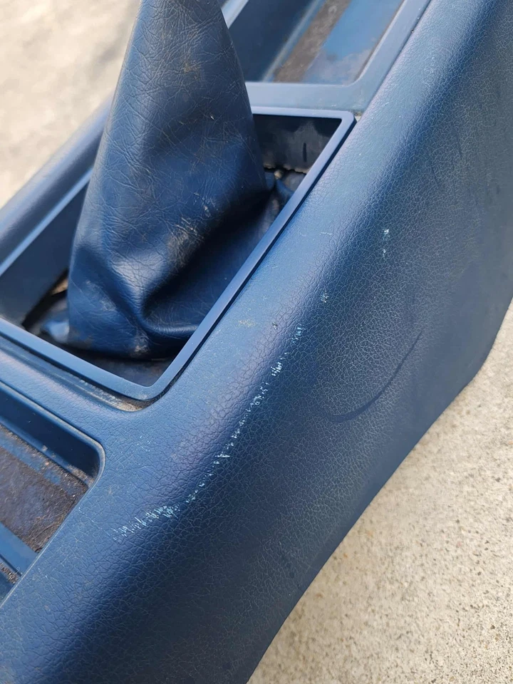 Mazda B2000 Ford Courier 1982-1984 camioneta OEM consola central con arranque de palanca de cambios azul Foto 3 de 4