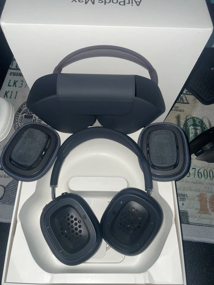 AirPods Max - Image 4 of 4