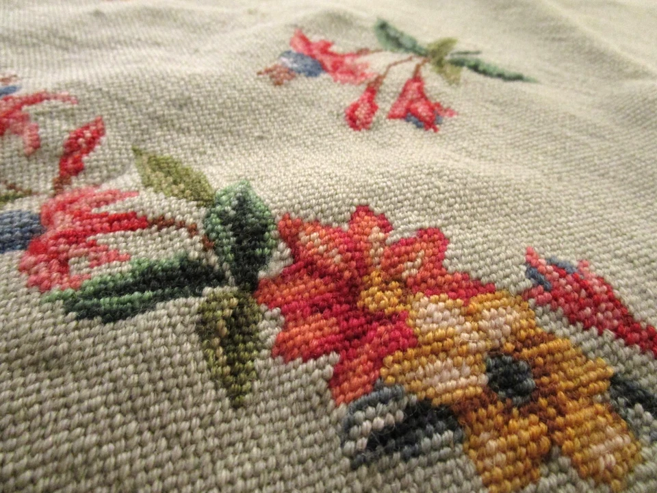 Tapiz/alfombra floral verde punta de aguja de lana vintage 44"x43" amarillo, rosa, azul Foto 4 de 4