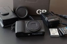 Ricoh GR III Kompaktkamera mit Zubehörpaket