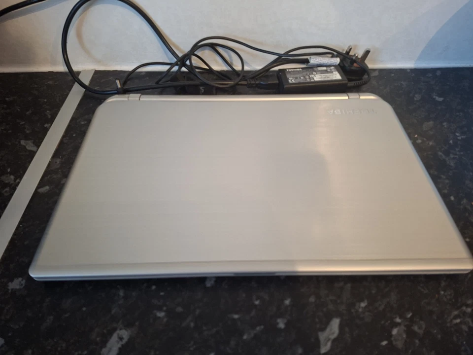 Toshiba Satelite S50-B-15N, i5, 15.6", Win 11, 500GB SSD, 8Gb RAM, AMD R7 M260 - Image 2 of 4