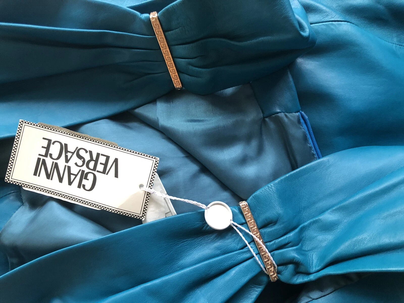 Abito vintage Gianni Versace anni '90 in pelle con cintura posteriore aperta