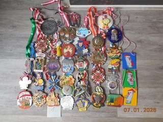 Großes Konvolut von 36 schönen alten Karnevals Orden