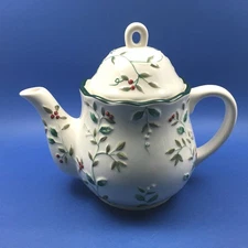 Pfaltzgraff Winterberry Large Tea Pot w Lid Sculptured 48oz
