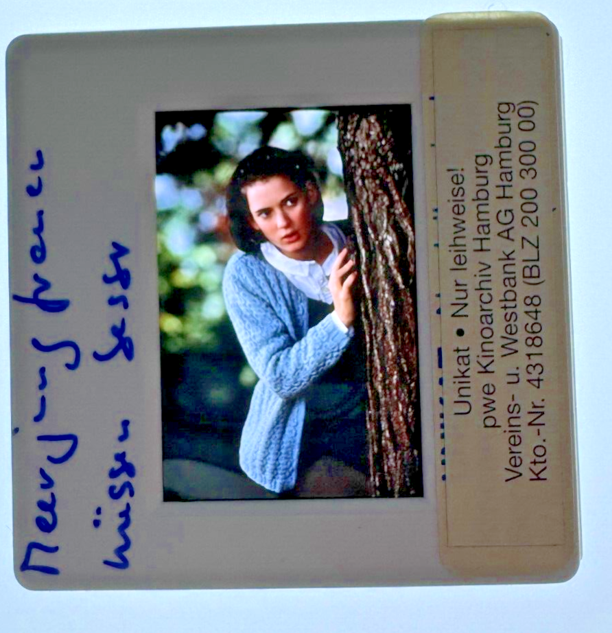 MPB12-094 1990s Act Winona Ryder On Set Photoshoot Orig 35mm COLOR