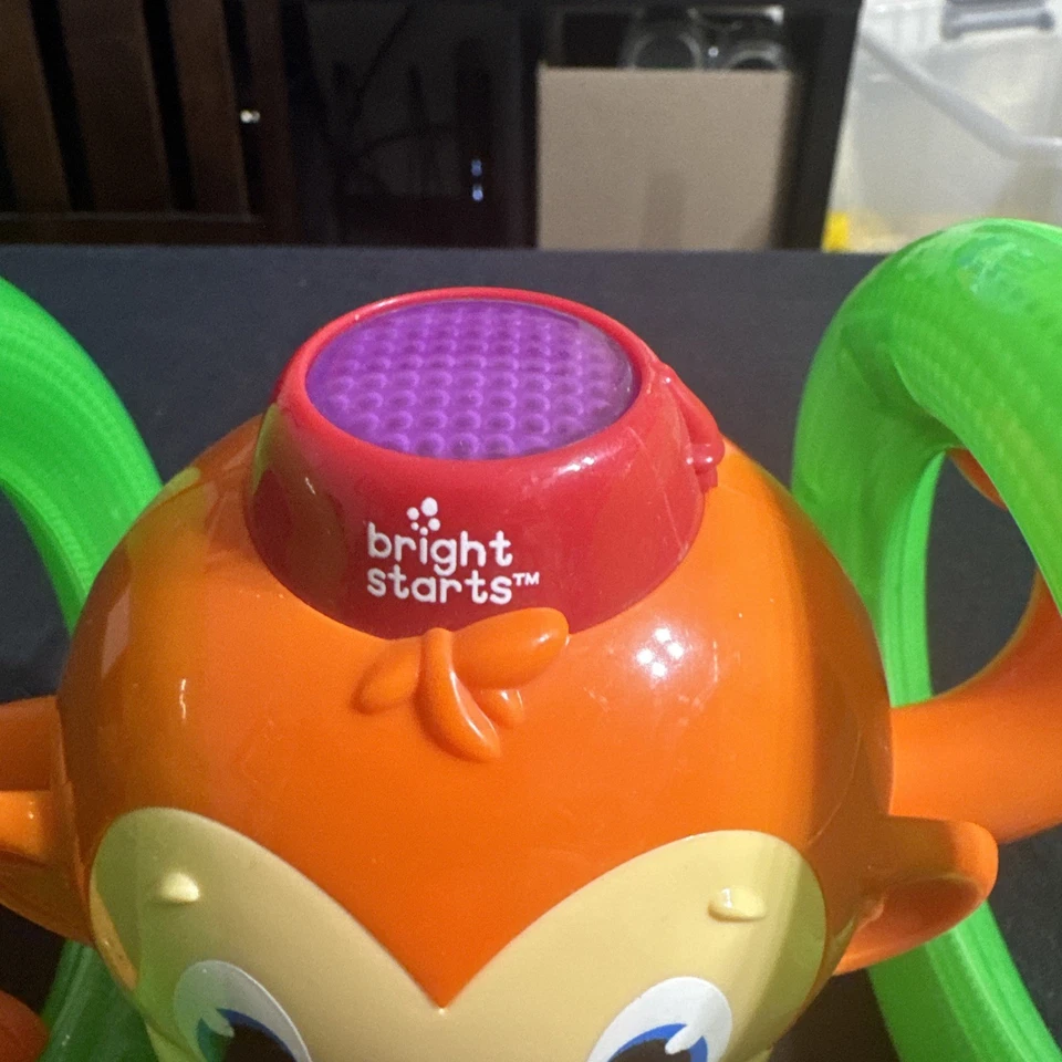 Juguete para bebé gateando mono con luces y sonidos Bright Starts Roll & Glow Foto 4 de 4
