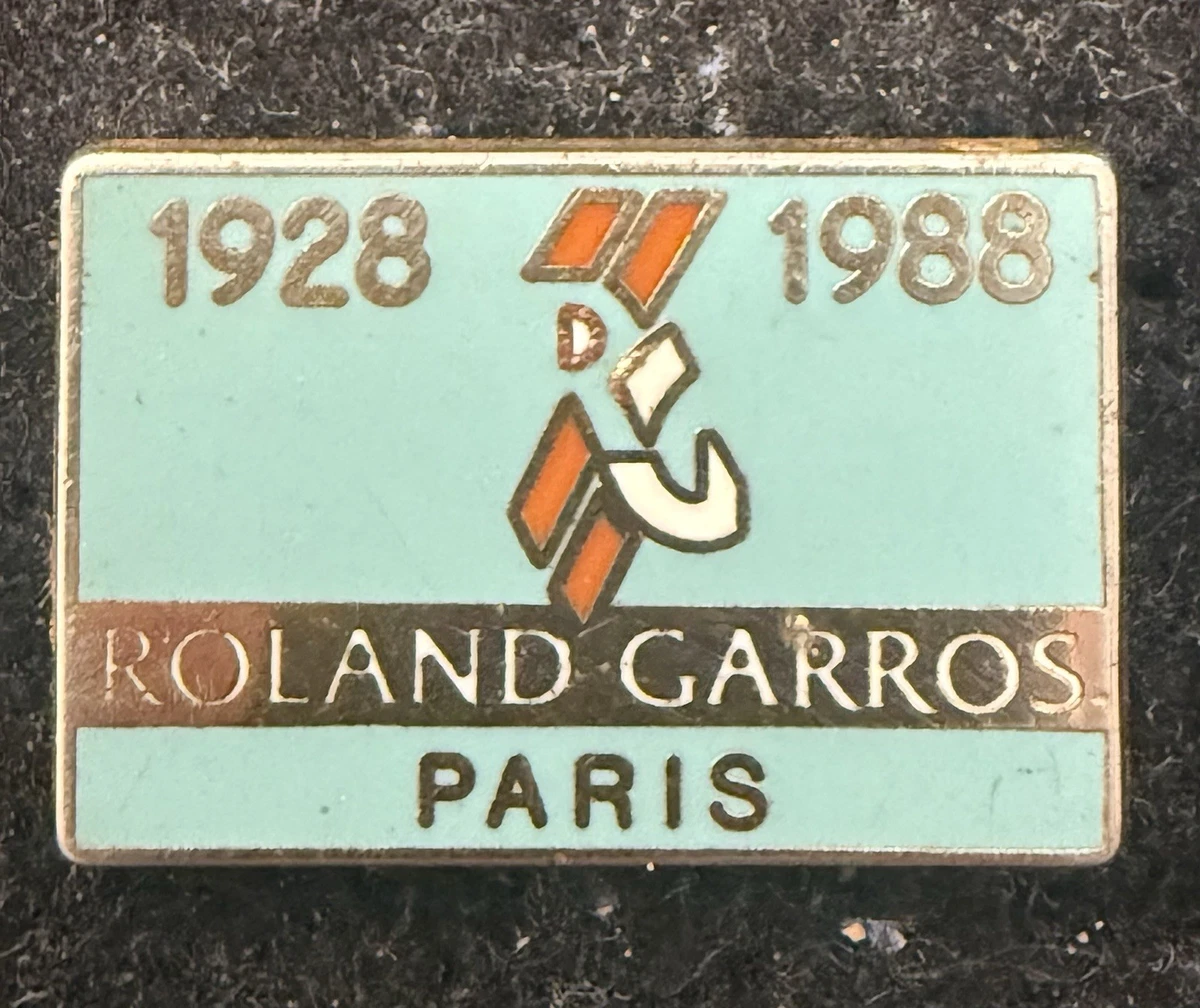 Pin's Arthus Bertrand - Sports D'hiver - Série Ski Modèle Rose - Vintage