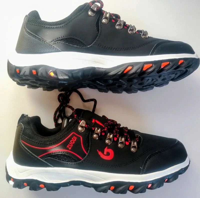 Chaussures de randonnée. Imperméables. Neuves. P. 39