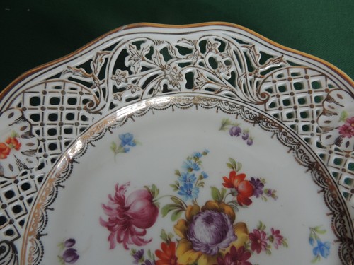 2 Schumann Dresden Vintage Reticulated Porcelain Plates 9 1/4" & 8 1/4" - Picture 5 of 11