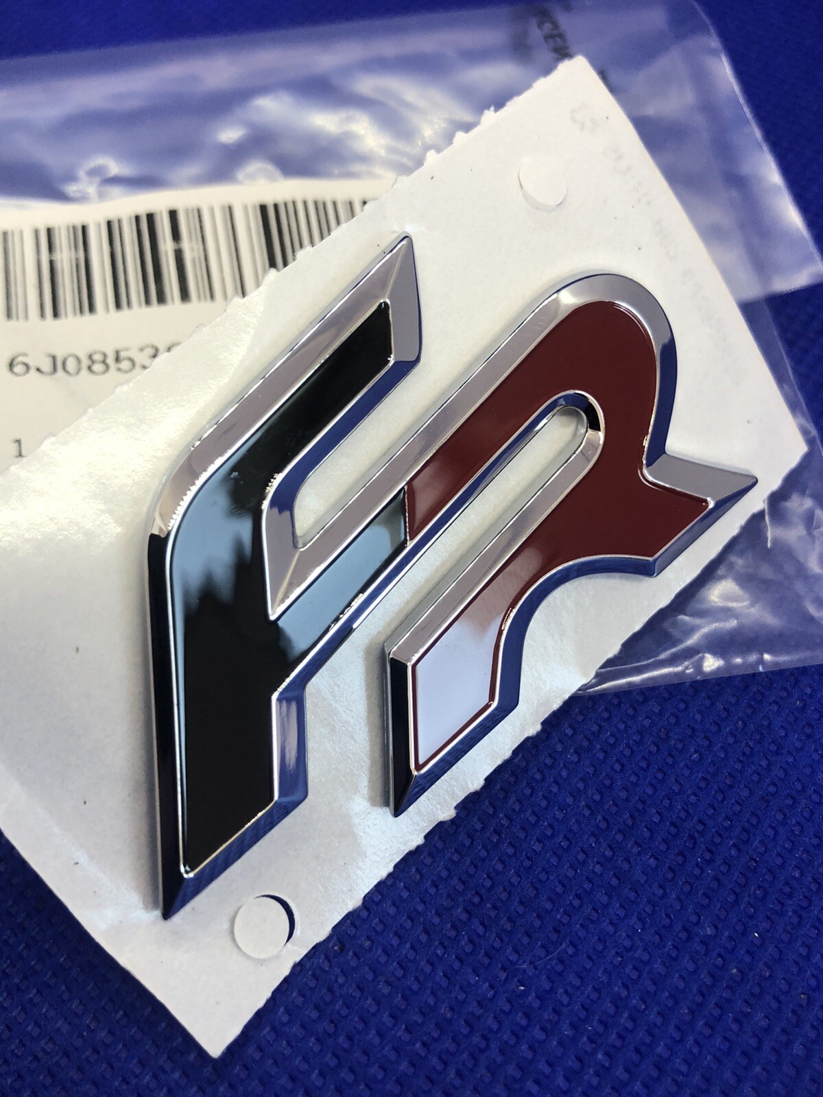 Logo de calandre Seat FR pour remplacer un insigne usé sur Leon depuis 2006