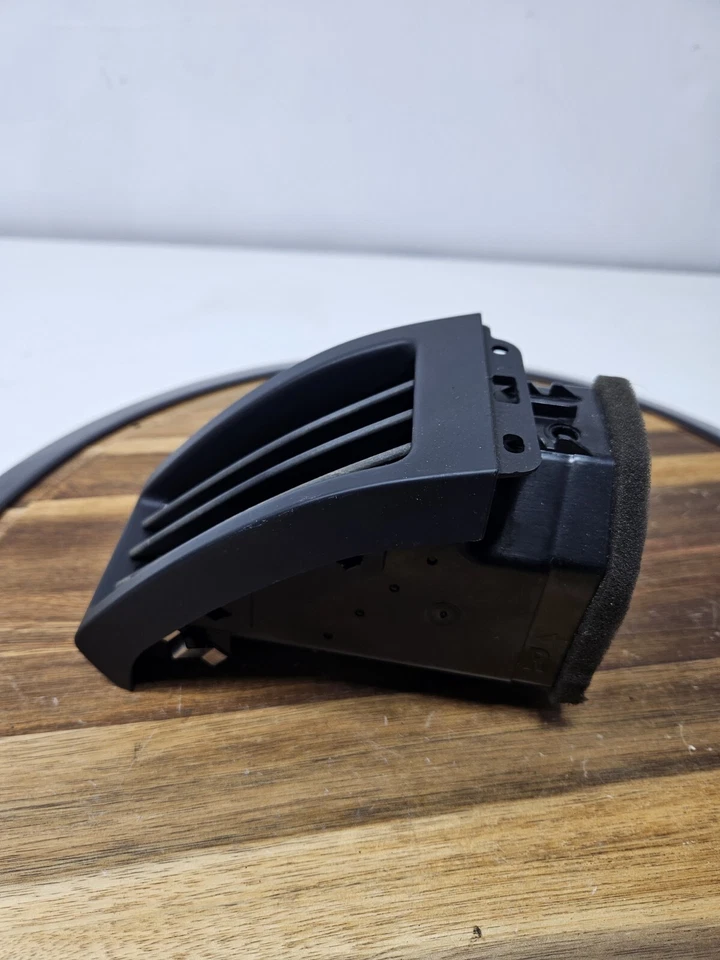 Land Rover LR2 SE 2009 tablero del lado del pasajero delantero derecho rejilla de ventilación de aire OEM Foto 4 de 4