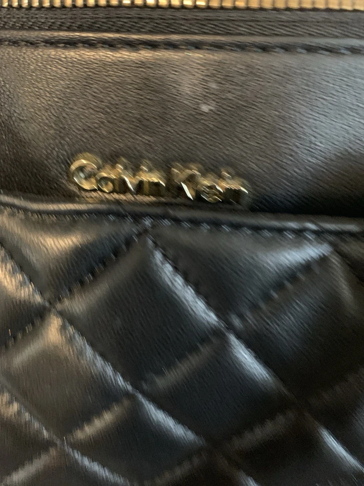 Bolso de mano Calvin Klein acolchado negro.  Foto 2 de 4