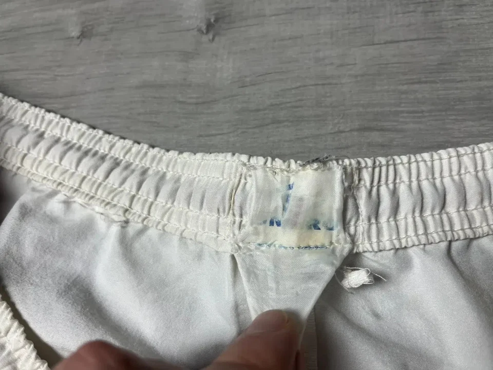 Pantalones cortos de fútbol local Manchester United 1996/98 Umbro Foto 3 de 4