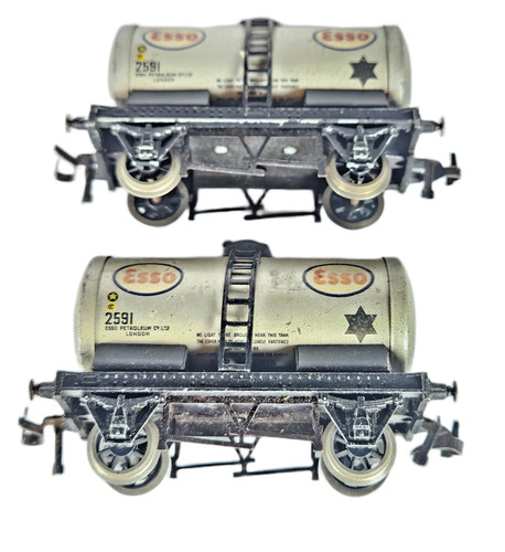 Schwader mit 2 Trix Twin TTR Esso 2591 Kesselwagen Spurweite OO Druckguss Kesselwagen ohne Verpackung. | Zustand: Used