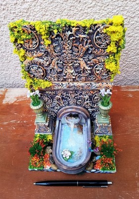Miniatur 1/12 Puppenhaus Brunnen Schwertlilien Garten OOAK Unikat