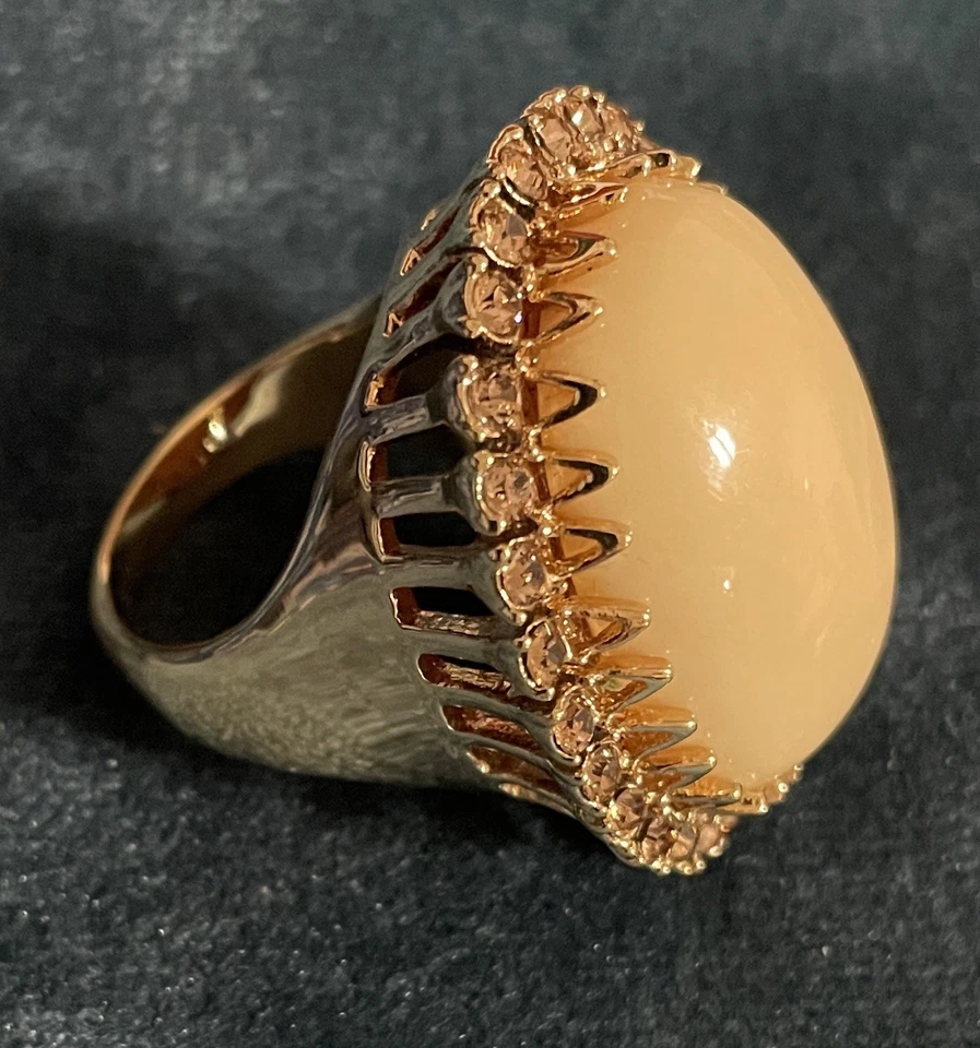 Firmado Rachel Zoe-bonito cabujón ovalado-anillo talla 10-usado-se vende por $40.00 Foto 2 de 4