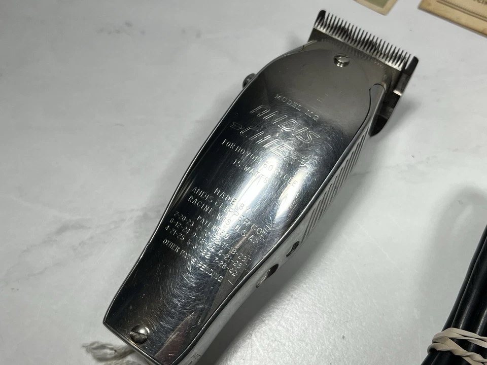 Lote de cortapelos vintage Andis Chief, Master ML, Sunbeam exhibición de peluquería de colección Foto 2 de 4
