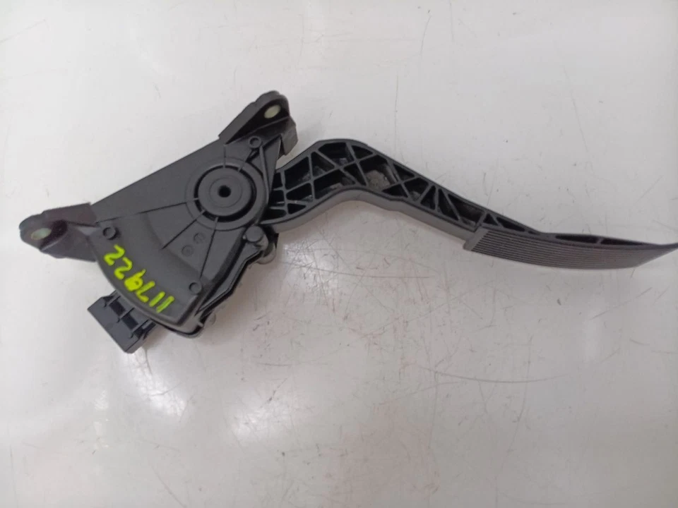 Pedal de combustible con sensor Nissan Pathfinder 2010 4,0 litros Foto 3 de 4