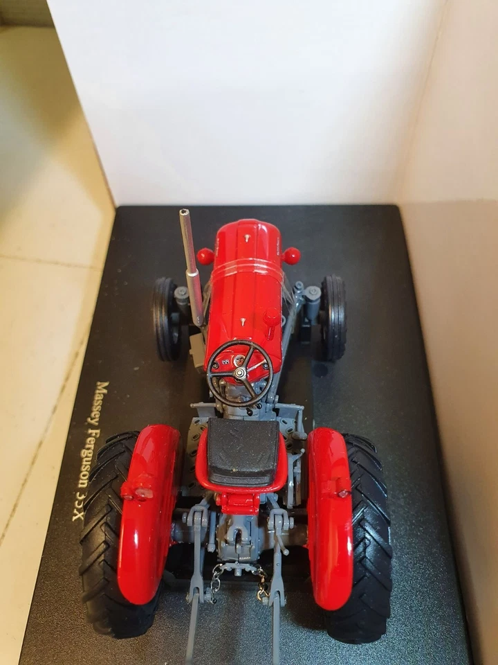1:32 Massey Ferguson MF 35X Tractor 1962 Scale Classic Model UH Boxed 2701 - Image 2 of 4