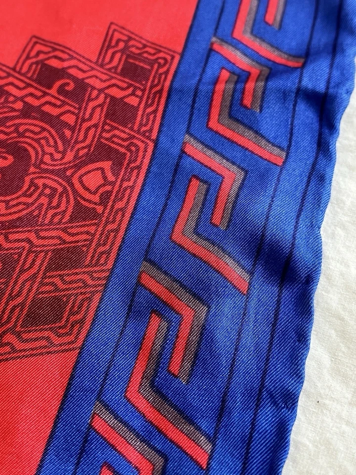 Cachecol de seda vintage Anne Klein com estampa gráfica vermelho e azul - Imagem 4 de 4