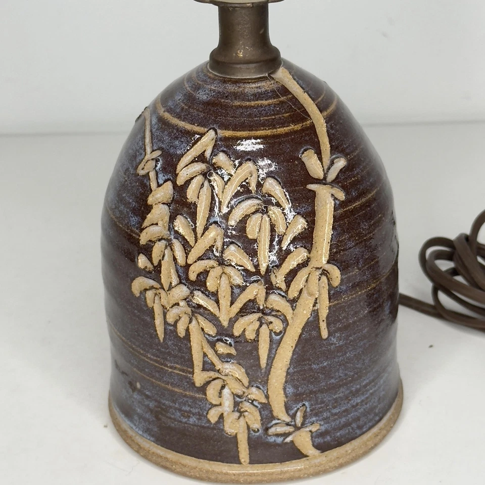 Lámpara de mesa de cerámica de estudio de colección esmalte marrón tallado con motivo de bambú probada Foto 2 de 4