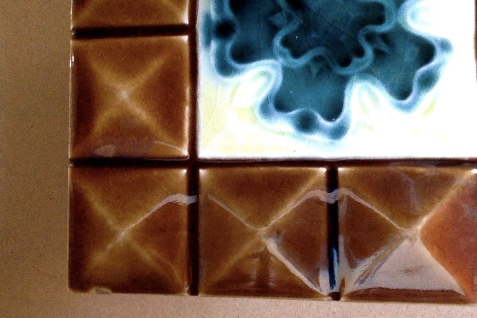 Azulejo de chimenea antiguo mayólica - geométrico floral - cerámica moldeada Art Nouveau Foto 3 de 4