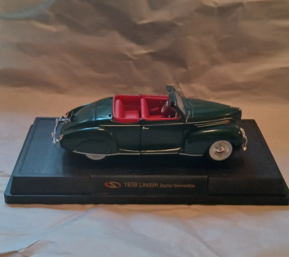 Signature 1939 Green Lincoln Zephyr Convertible with Case Diecast Car 1:32 - Image 2 of 4