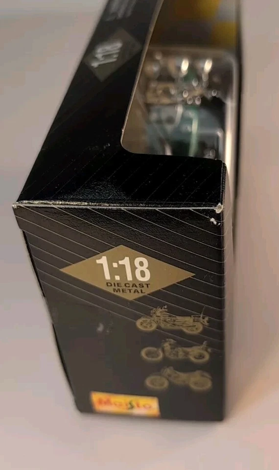 1997 Maisto Special Edition Green 1942 Indian 442 Motorcycle 1:18 - Image 2 of 4