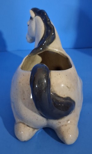 Maceta de cerámica de Old Horse Ranch cuenta con caballo gris moteado en reposo - Imagen 4 de 6