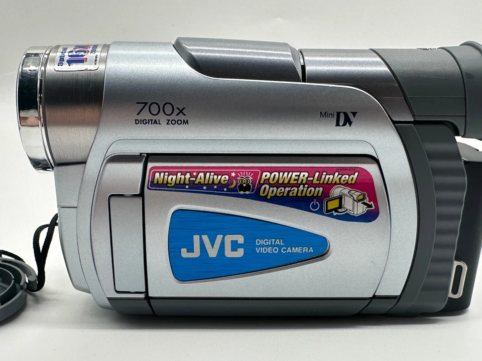 JVC GR-D30 Mini DV Camcorder W/Battery- TURNS ON- FOR PARTS- READ DESCRIPTION - Image 2 of 4