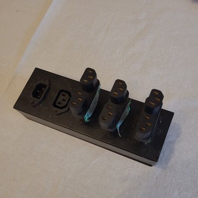 Kaltgeräte Stromverteilerblock mit Splittern