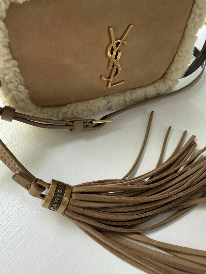 Bolso Saint Laurent Lou de gamuza con ribete de piel de oveja Foto 2 de 4