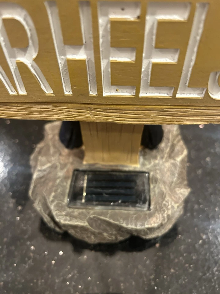 Estatua solar de 13,5 pulgadas con tacones alquitranados de Carolina del Norte con letrero abierto para fotos Foto 4 de 4