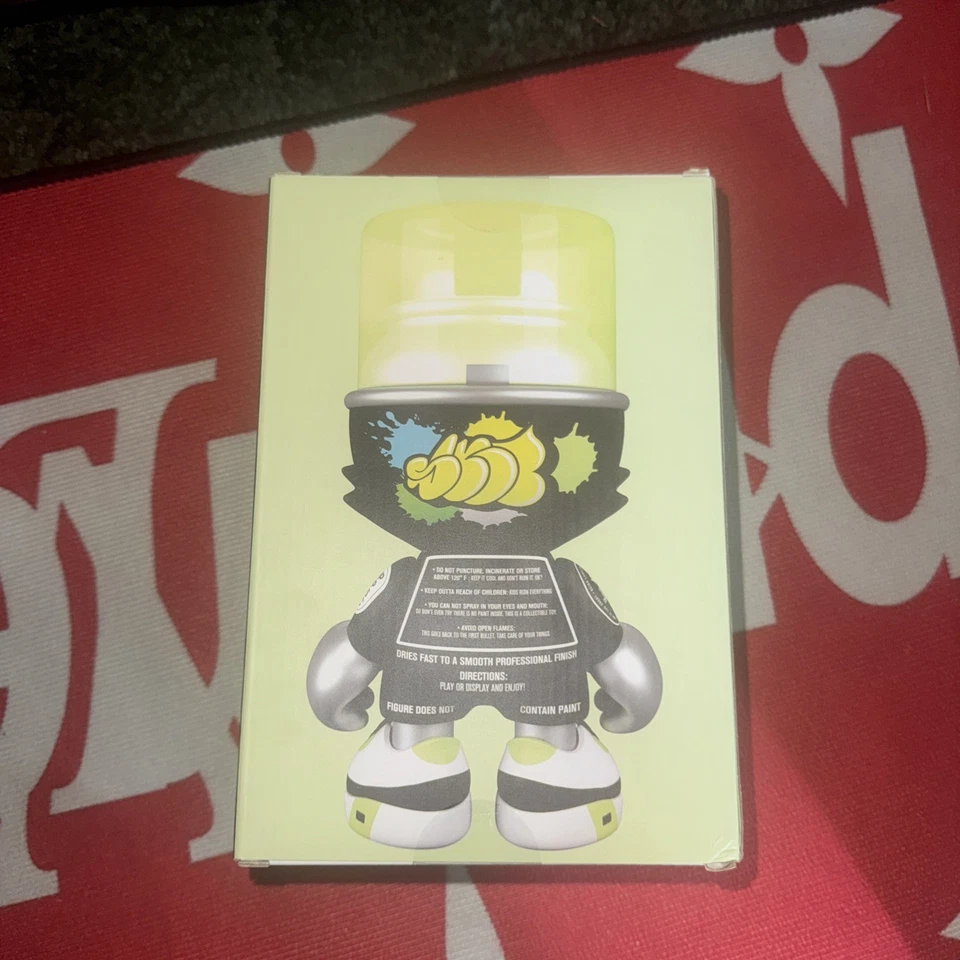 夜光绿色 SuperKranky 8 英寸高乙烯基人偶超塑料 x Sket One — 第 3/4 张图片