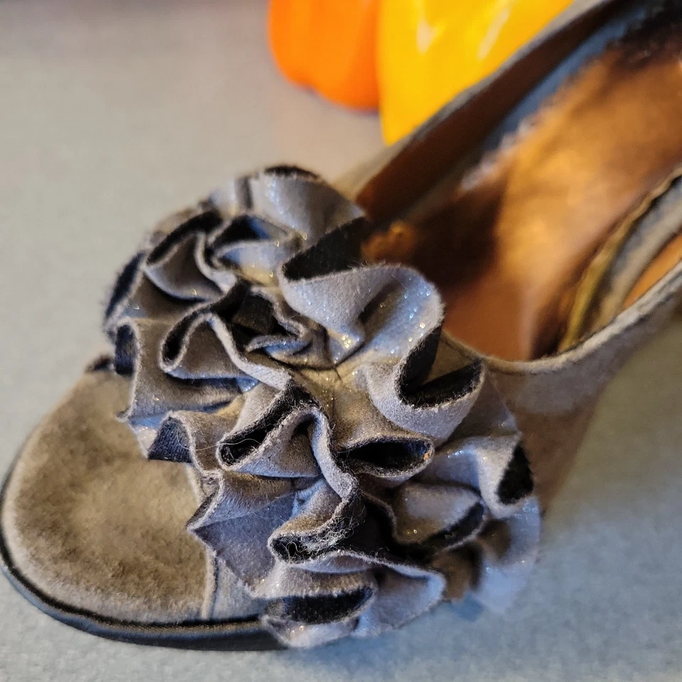 LICENCIA POÉTICA Licencia Londres Tacones Zapatos de tacón Stiletto EE. UU. 8 Gris Gamuza Floral Alto Foto 3 de 4