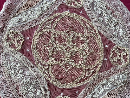 Ancien napperon linon brodé et dentelles (Normandy lace), Diamètre 32/33 cm - Bild 2 von 4