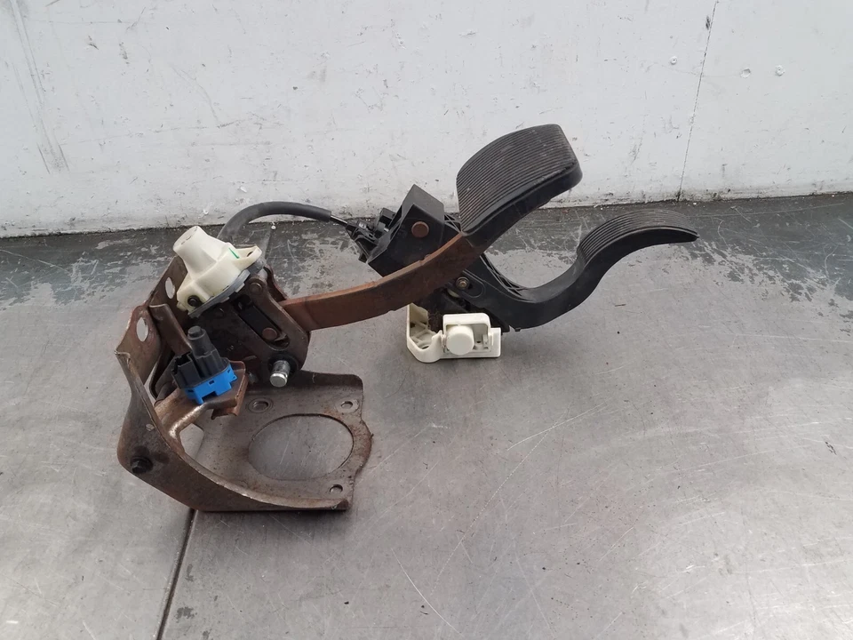 2002 Grand Marquis / Crown Vic Victoria Adj Accelerator / Brake Pedal #9286 P3 - Image 2 of 4