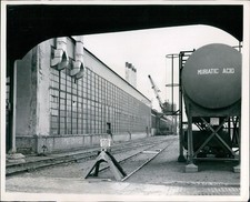 1946 Dearborn Mi Automobile Railroad Track Ford Motor Vintage Press Photo 8x10