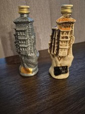 Juego de dos botellas de licor miniatura vacías vintage de cerámica "Casas Colgadas"