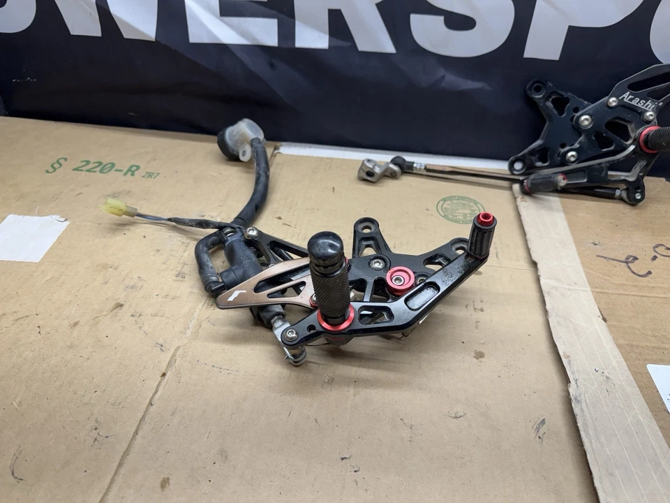 Juego de clavijas traseras derecho izquierdo Arashi Kawasaki Ninja ZX6R 2013-2018 Foto 3 de 4