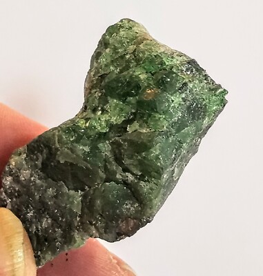 Tsavorit: Sufe ca. 58x30x20mm grün auf grauer Matrix - ca. 54 gramm