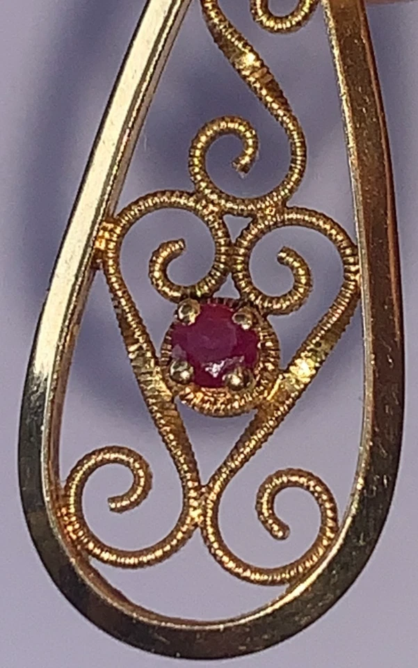 SUPERBE RARE PENDENTIF, EPOQUE 1900, EN OR JAUNE 18 CARATS, FILIGRANES ET RUBIS - Photo 4/4