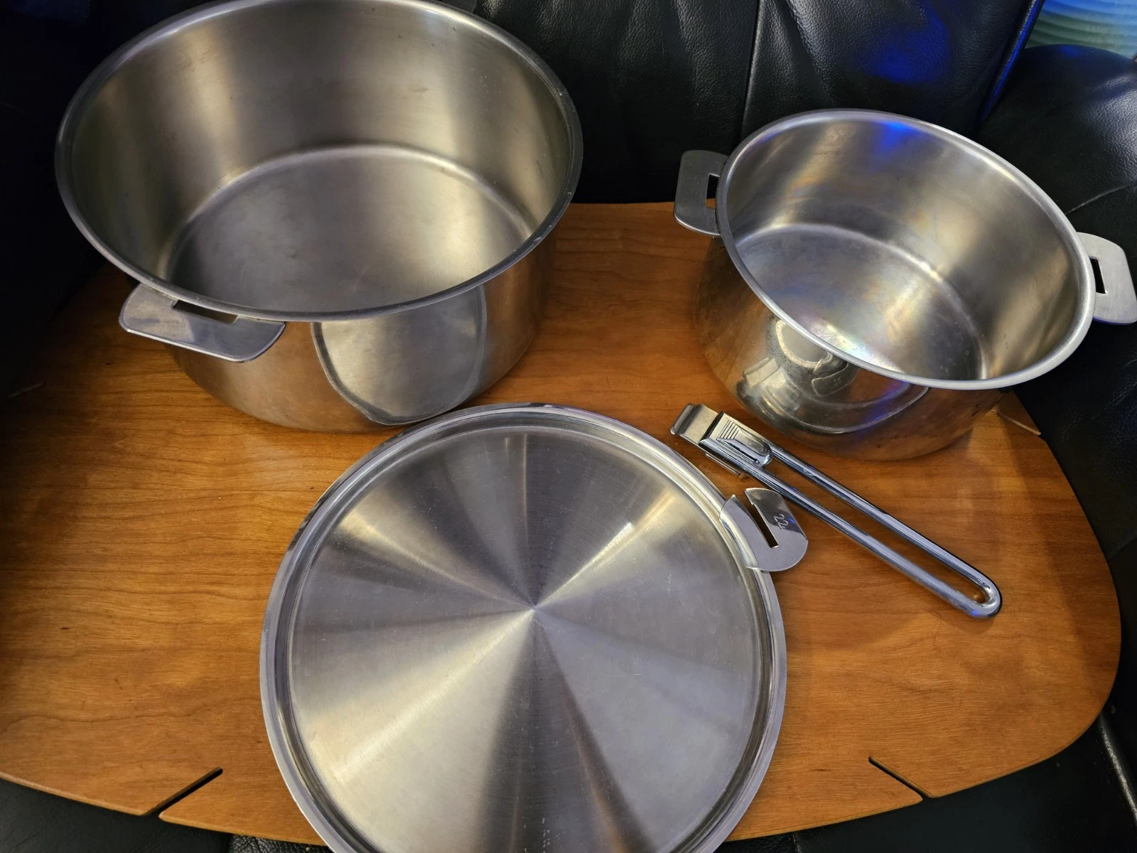 Cristel Cookware 2 Pots 3.5 Ltrs 22 cm + 1.5 Ltr /18 cm 1 Cover 1 Handle AS IS
Opens in a new window
