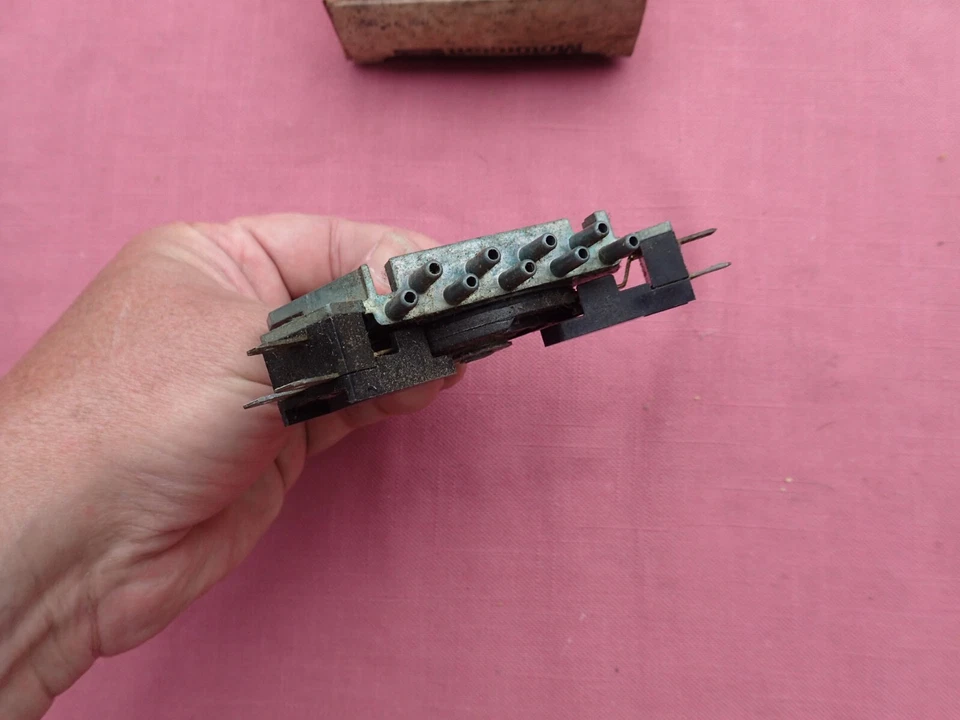 Ford 1973-74, interruptor de puerta amortiguador de aire acondicionado Mercury, ¡nuevo en stock! D3AH-19B919-AA LTD Marquis Foto 3 de 4