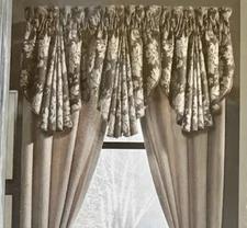 CROSCILL NERISSA  ROD POCKET CIRCLE VALANCE NEUTRAL MULTI  42" W X 24.25" L  NEW