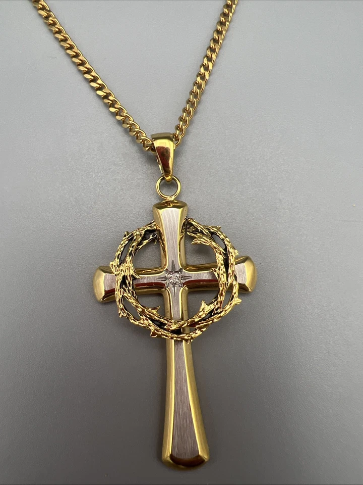 Collar de acero inoxidable cepillado y pulido amarillo IP con cruz de circonita cúbica de 22 pulgadas Foto 2 de 4