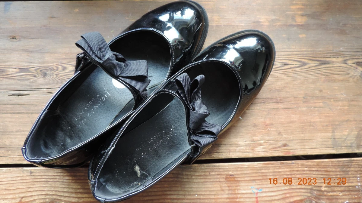 Non leather store black shoes